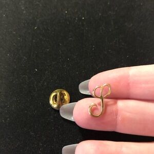 Men’s goldtone script letter P tie tack pin